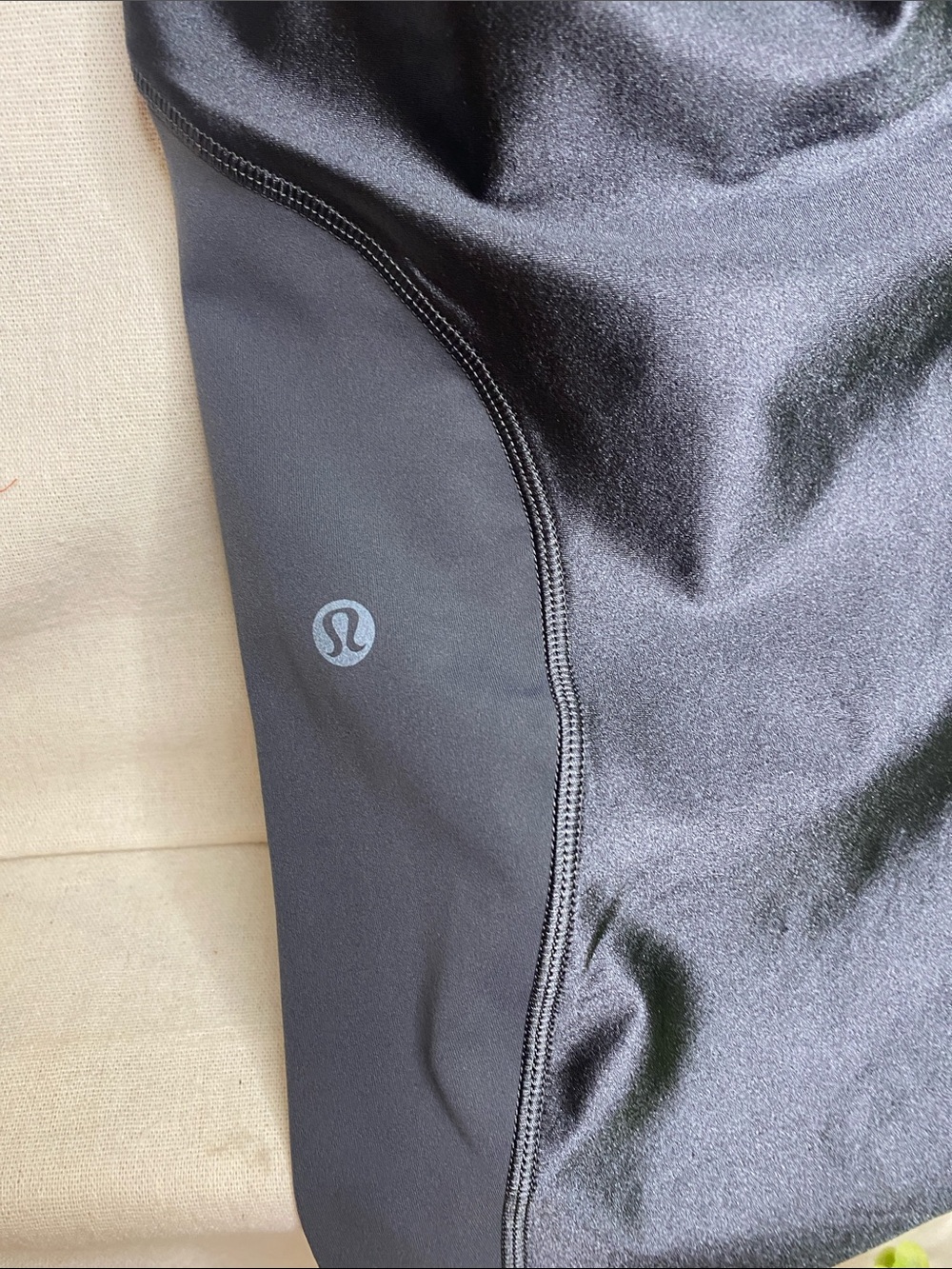 Lululemon Satin Shine Panelled Tight 25” Legging, Size 14 - Picture 5 of 7